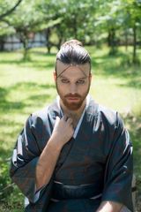 组图：节操碎一地！大胡子辣妹挤乳沟露大腿