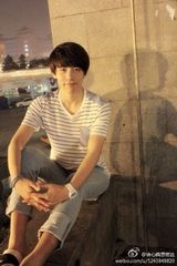 组图：清华校草李润东走红 女妆照生活照颜值爆表