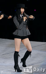 组图：SM演唱会嗨翻 神起SJ穿红裙扮女装