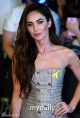 组图：梅根-福克斯韩国宣传 紧捂腿间防走光