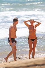 组图:超模劳拉秀巨乳戏水与阿凡达男星全裸晒浴