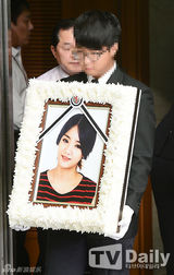 组图：韩车祸女团Ladie's Code已故成员出殡 亲友泪眼相送