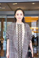 组图：杨幂复出首秀时装周 完美驾驭四大造型