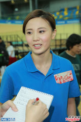 组图：朱晨丽母亲节赠大红包 黄心颖越洋献花