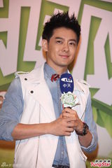 组图：Kimi卖萌耍宝人气高 与老爸台北捞金