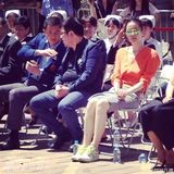 组图：王菲李亚鹏出席嫣然活动 橘色衬衣抢眼