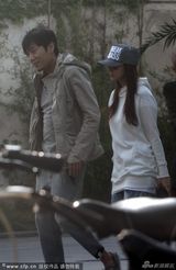 组图：伊能静小鸟依人帮秦昊整理面容大秀恩爱