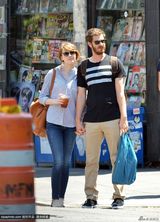 组图：艾玛斯通与男友加菲逛街 十指紧扣秀恩爱