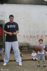 组图：《爸爸去哪儿》姚明亮相 篮球赛热力开战