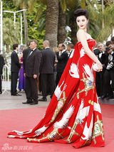 组图：范冰冰早年短发齐刘海照曝光 短裙秀身段