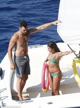 组图：丽娅米雪儿走出情伤 与新欢戏水激吻发福