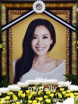 组图：《色即是空》女星去世 灵堂布满白色鲜花