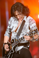 组图：小沈阳为爱妻沈春阳献歌 多亮携北舞校花共舞