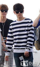 组图：EXO赴长沙开唱 干练休闲风帅气难挡