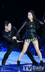 组图：SM演唱会嗨翻 神起SJ穿红裙扮女装