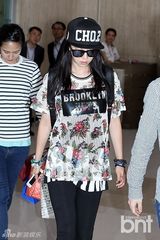 组图：韩星宋智孝回国 棒球帽展嘻哈时尚