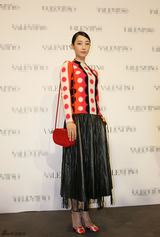 组图：白百何亮相品牌活动 波点红装俏皮抢镜