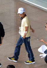 独家：谢霆锋黑超遮面现身 低头不语快闪离开