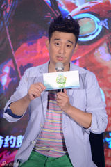 组图：父亲节礼物被泄露 黄磊女儿多多大哭