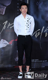 组图：韩星柳泰俊着白衬衫帅气亮相试映会
