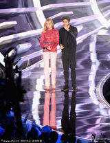 组图：小贝爱子绯闻女友登台 衣着老气如大妈