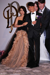 组图：陶喆吻新娘脸颊秀恩爱 豪华礼车接亲