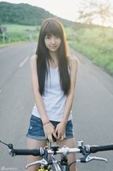 组图：“单车少女”逢泽莉娜笑容甜美不落凡尘