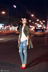 组图：阚清子夜景街拍 短裙短裤秀大长腿