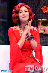 组图：《法国小姐》试演 “叹妈”顶爆炸头登台