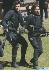 组图：劳伦斯赶拍新片窘态百出 候场时打伞卖萌