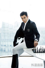 组图：彭于晏英挺马术装演绎制服诱惑