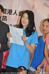 组图：郭晶晶素颜简装赴慈善活动 力挺母乳喂养