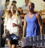 组图：芭儿-莱法利比基尼出海 与光头男友激吻