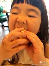 组图：做个安静的小吃货！姐姐Grace啃面包卖萌