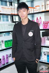 组图：高钧贤调侃无线条件差 早知裁减幕后人员