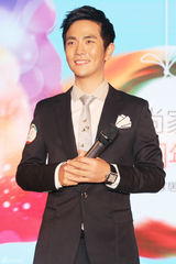 组图：张晓龙携张佳宁亮相庆典人气高