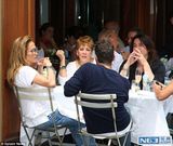 组图：洛佩兹陪妈妈外出用餐 母女一路开心热聊