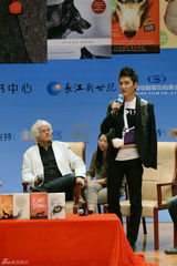 组图：《狼图腾》冯绍峰打石膏亮相 想念狼儿子