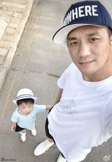 组图：黄觉乐当怪咖奶爸 儿子帅气女儿萌趣