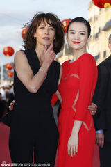 组图：章子怡获苏菲玛索颁奖 亲密合影似姐妹花