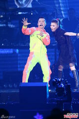 组图：多变哈林(庾澄庆)唱金曲 登小巨蛋万人同欢