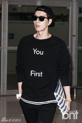 组图：韩星朴海镇返韩 黑装粉鞋酷劲十足