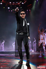 组图：脱掉脱掉！杜德伟台上激情脱衣仅留内裤