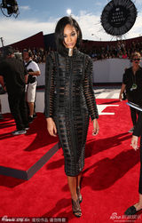 组图：模特夏奈尔-伊曼穿黑色包臀裙秀好身材