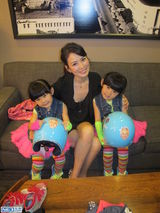 组图：台湾六岁超萌双胞胎姐妹登《艾伦秀》