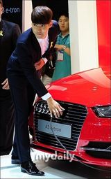 组图：赵寅成等现身釜山车展 看完帅男看车模