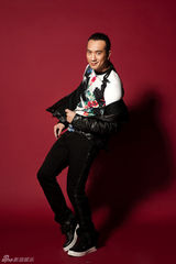 组图：黄觉皮衣秀时尚 搞怪大片卖萌无限