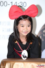 组图：乔乔cospaly化身小魔女 萌样超卡哇伊