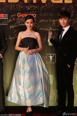 组图：Angelababy耀眼亮相 裹胸礼服气质出众