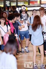 组图：李准基现身机场 遇粉丝亲切招手